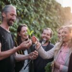 Fünf Personen bei einer Kräuterwanderung der Naturakademie in Wien