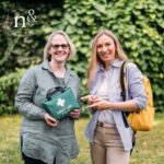 Dr. Patricia Purker & Dr. Elisabeth Gaudernak in der Natur mit einem Erste Hilfe Koffer