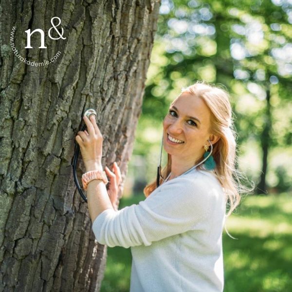 Dr. Patricia Purker vor einem Baum